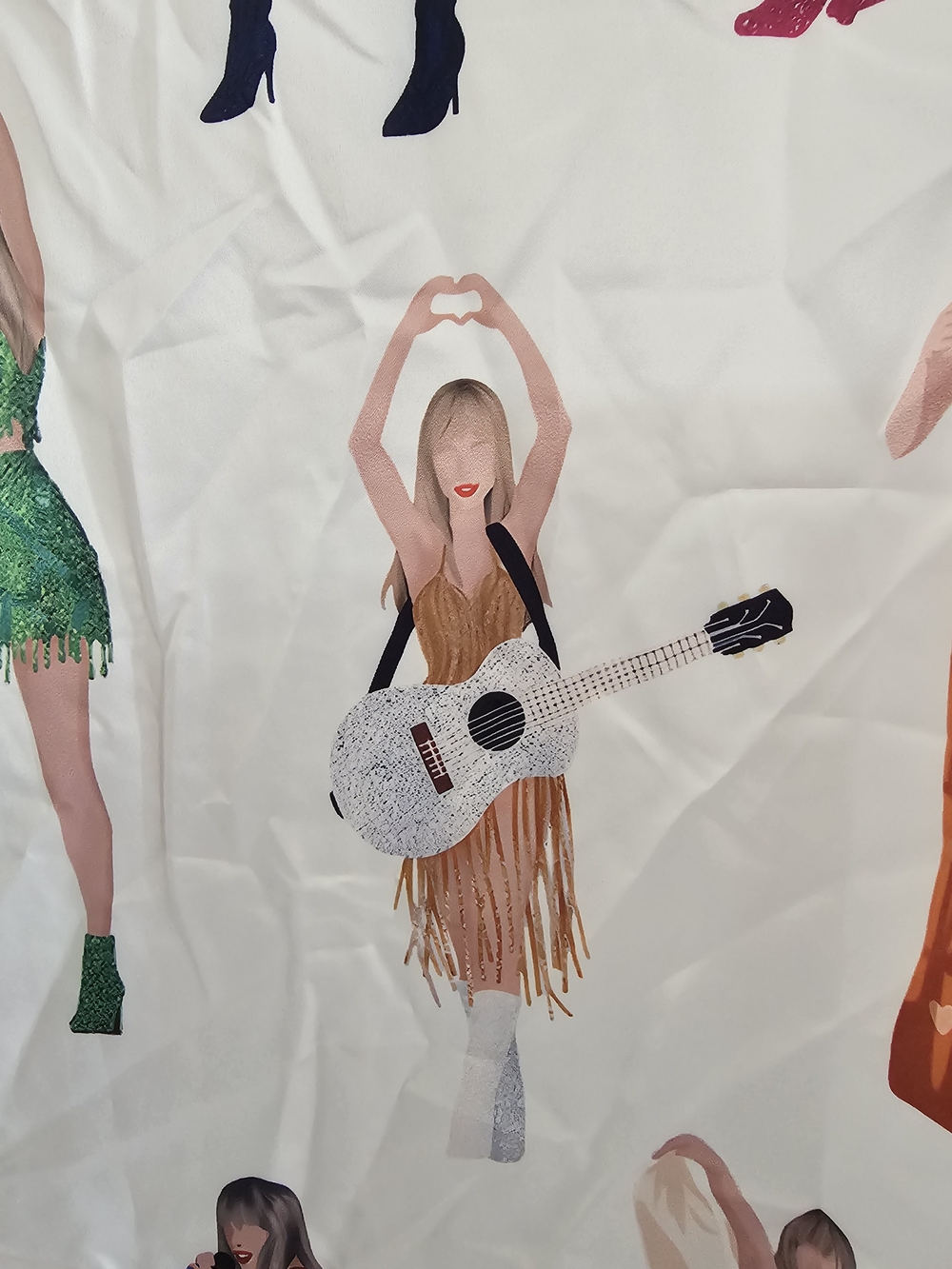 Taylor Swift Printed Satin Pajamas - Picture 8 of 11